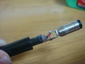 USBケーブルの電圧線をDCプラグにハンダ付け
